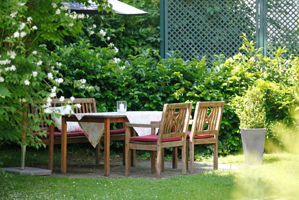 Sitzecke mit Gartentisch